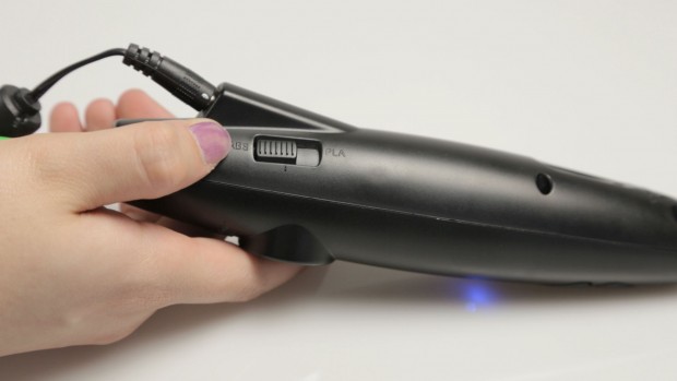 Per Schalter kann zwischen den verschiedenen Kunstoffen umgeschaltet werden.